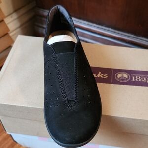 Clarks Black Loafers Sleek Slip-Ons